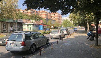 Bahato parkiranje na sredini ulice Jo Lajoša