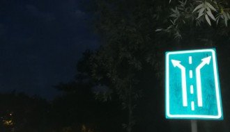 Neispravna sijalica na stubu javne rasvete u ulici Kizura Ištvana