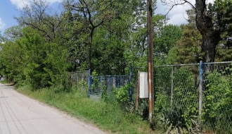 Ogranak vodovoda u Kozaračkoj ulici zarastao u rastinje