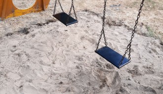 Rupe ispod ljuljaške na igralištu u Malom Radanovcu