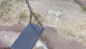 Rupe ispod ljuljaške na igralištu u Malom Radanovcu