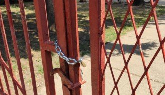 Zaključavanje školskog dvorišta u OŠ "Bosa Miličević" u Novom Žedniku