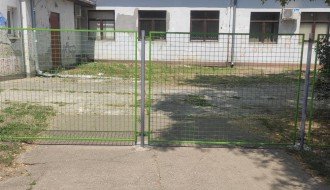 Zaključavanje školskog dvorišta u OŠ "Bosa Miličević" u Novom Žedniku