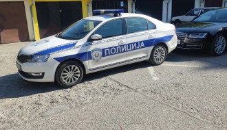 Nepropisno parkiranje naspram garaža u Kertvarošu