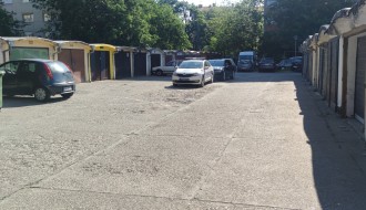 Nepropisno parkiranje naspram garaža u Kertvarošu