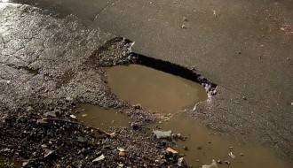 Rupa na putu u ulici Jovana Mikića