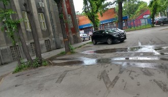 Curi voda na parkingu između Pošte 2 i zgrade Vojnog odseka