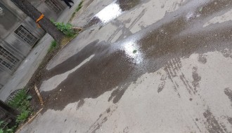 Curi voda na parkingu između Pošte 2 i zgrade Vojnog odseka