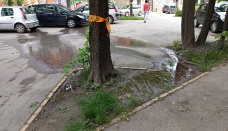 Curi voda na parkingu između Pošte 2 i zgrade Vojnog odseka