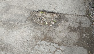 Udarne rupe, loše stanje kolovoza i nepreglednost u Ulici Laze Mamužića