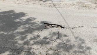 Udarne rupe, loše stanje kolovoza i nepreglednost u Ulici Laze Mamužića