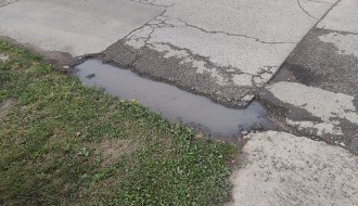 Udarne rupe, loše stanje kolovoza i nepreglednost u Ulici Laze Mamužića