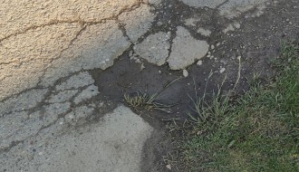 Udarne rupe, loše stanje kolovoza i nepreglednost u Ulici Laze Mamužića