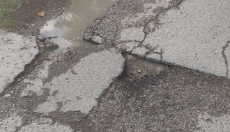 Udarne rupe, loše stanje kolovoza i nepreglednost u Ulici Laze Mamužića