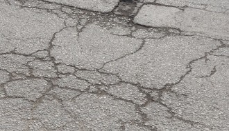 Udarne rupe, loše stanje kolovoza i nepreglednost u Ulici Laze Mamužića