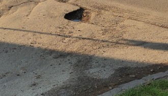 Udarne rupe, loše stanje kolovoza i nepreglednost u Ulici Laze Mamužića