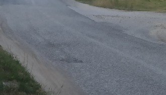 Brza vožnja i rupe na putu u ulici Jovana MIkića