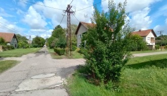 Bujno zelenilo, a "šahta" i dalje otvorena (ugao Petefi Šandora i Žabnjaka, Bajmok)