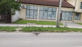 Opasna rupa na kolovozu blizu kružnog toka na Majšanskom putu