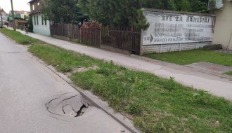 Opasna rupa na kolovozu blizu kružnog toka na Majšanskom putu