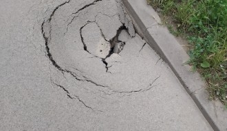 Opasna rupa na kolovozu blizu kružnog toka na Majšanskom putu