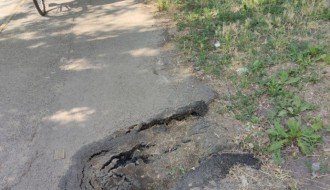 Velika rupa na pešačkoj stazi u ulici Jovana Mikića (kod "Azura")