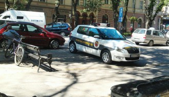 Pauk odneo nepropisno parkirano vozilo Komunalne policije
