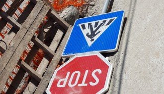 Uklonjen saobraćajni znak STOP na raskrsnici Šolohova - Kumičićeva