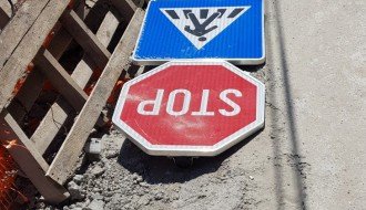 Uklonjen saobraćajni znak STOP na raskrsnici Šolohova - Kumičićeva