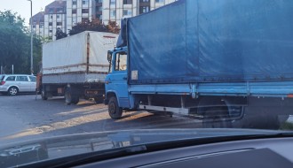 Kamioni kod pijace na Prozivci zauzimaju 10 parking mesta