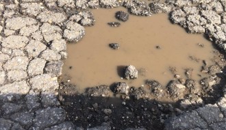 Udarne rupe i ulegnuća na deonici Bikovačkog puta