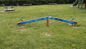 Uništen inventar na dečjem igralištu u Keru