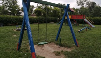 Uništen inventar na dečjem igralištu u Keru