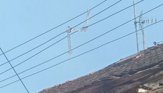 Dodirivanje strujnih žica na banderi iza Ekonomskog fakulteta