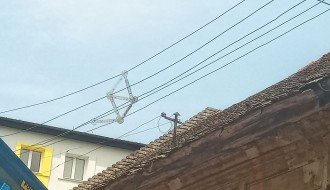 Dodirivanje strujnih žica na banderi iza Ekonomskog fakulteta