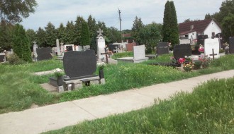 Nepokošena trava na groblju u Aleksandrovu