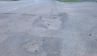 Udarne rupe na Beogradskom putu (skretanje za Ulicu Nade Dimić)