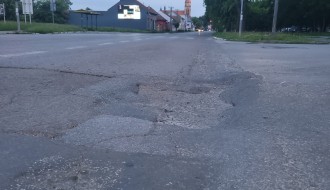 Udarne rupe na Beogradskom putu (skretanje za Ulicu Nade Dimić)