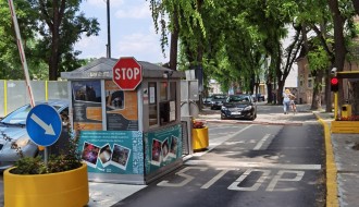 Saobraćajna signalizacija nakon izlaz sa parkinga Otvorenog univerziteta