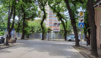 Saobraćajna signalizacija nakon izlaz sa parkinga Otvorenog univerziteta