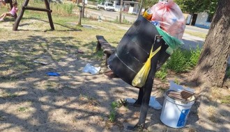 Smeće na igralištu u centru Makove sedmice