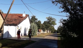 Nakrivljena bandera preti da će se srušiti (Zagrebačka, Bajmok)
