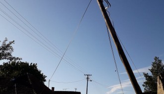 Nakrivljena bandera preti da će se srušiti (Zagrebačka, Bajmok)