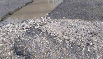 Udarna rupa u ulici Lajoša Husveta