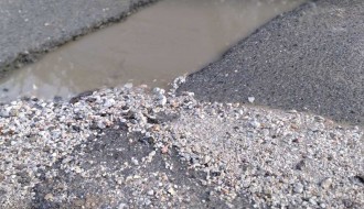 Udarna rupa u ulici Lajoša Husveta