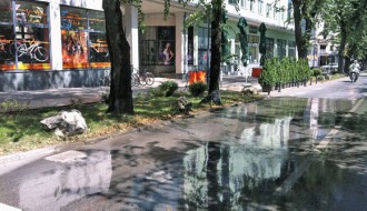 Prskalica za travu koja zaliva i put ispred hotela Galerija