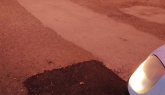 Udarne rupe na parkingu ispred Hale sportova