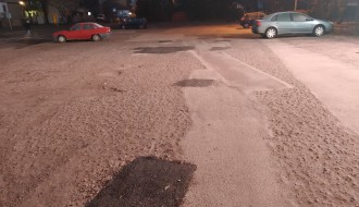 Udarne rupe na parkingu ispred Hale sportova