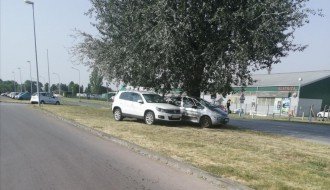 Nepropisno parkiranje na zelenoj površini kod Roda megamarketa