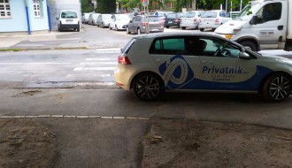 Parkiranje u zoni pešačkog prelaza blizu škole i prodavnice (ulica Mirka Bogovića)